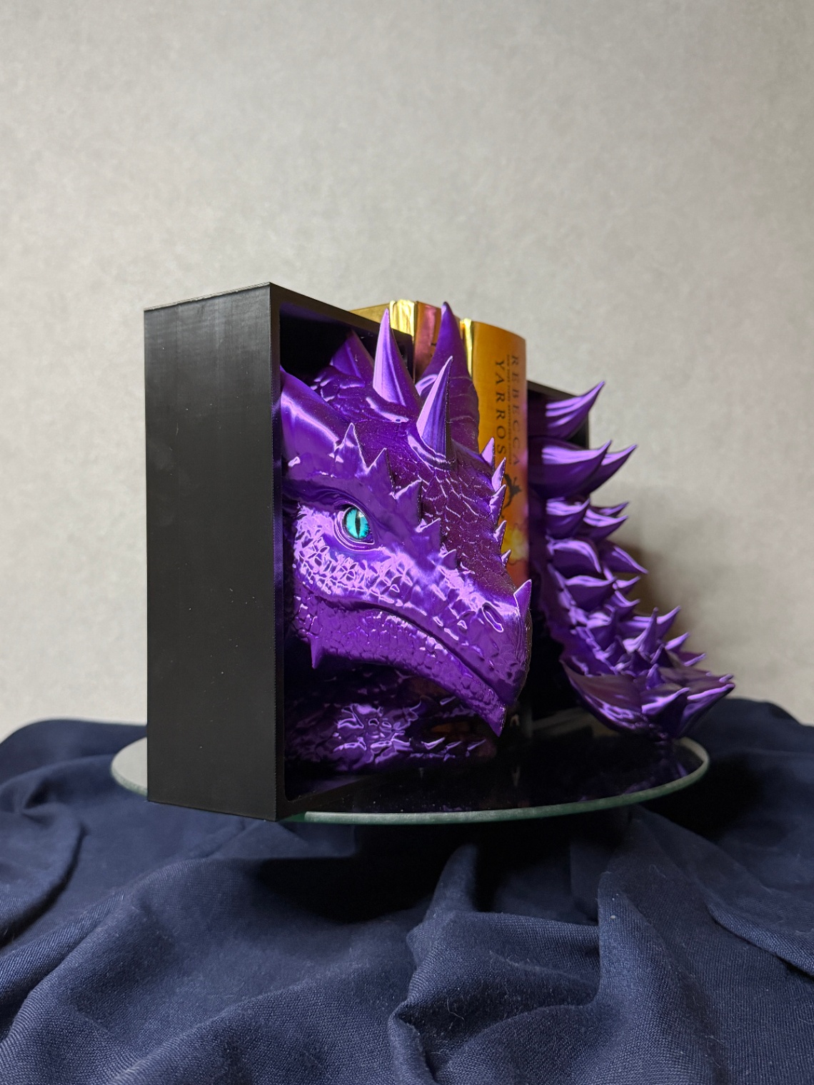 Book Nook „Violet Dragon Emerging“ (Head and Tail) - 3