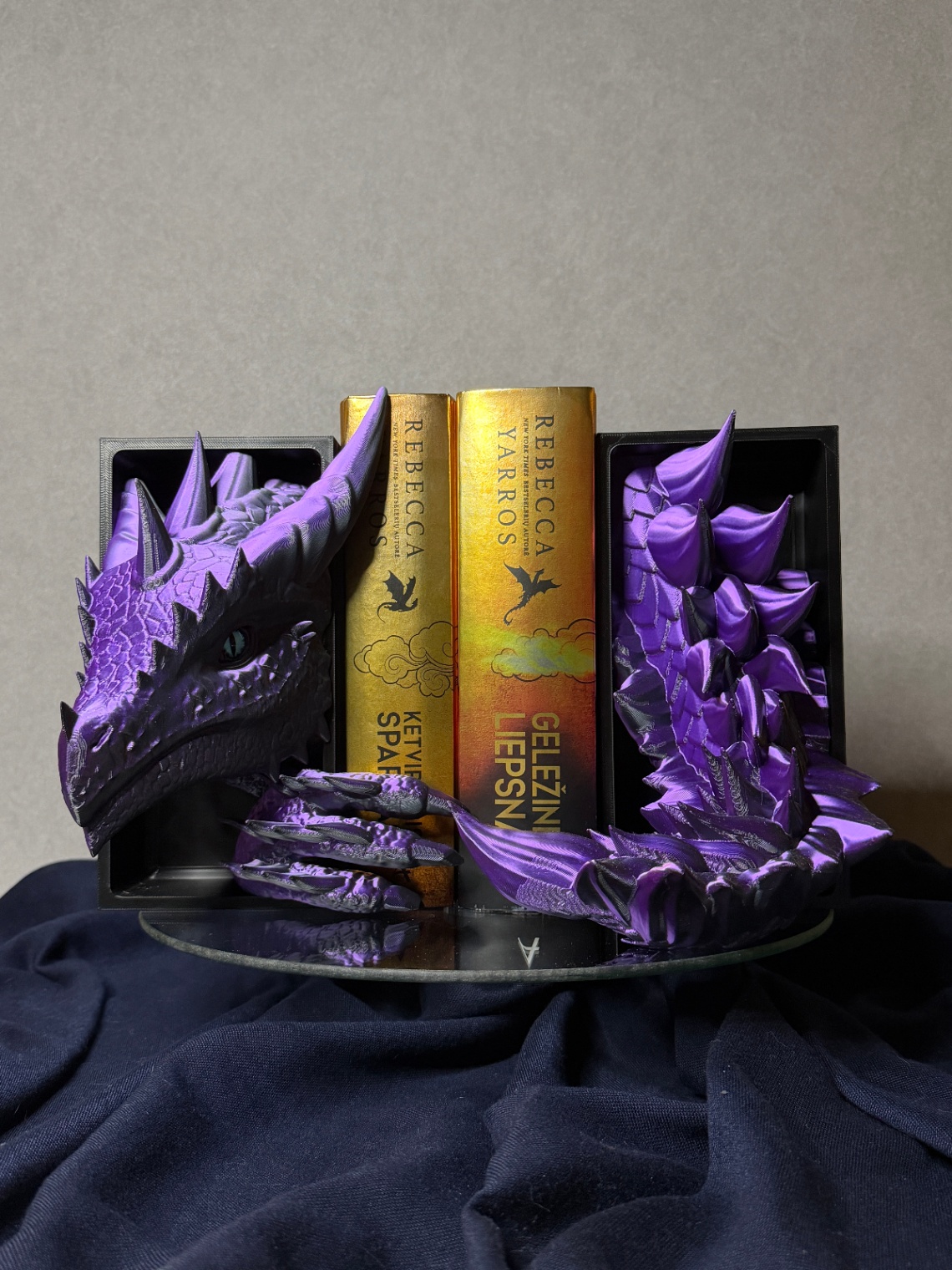 Book Nook „Violet Dragon Emerging“ (Head and Tail) - 2