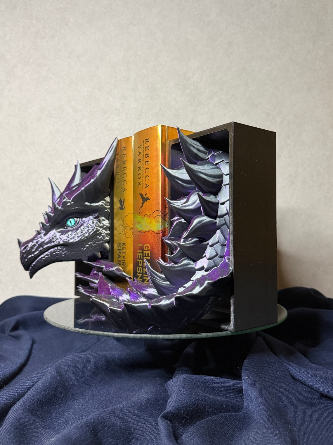 Book Nook „Violet Dragon Emerging“ (Head and Tail) - 4