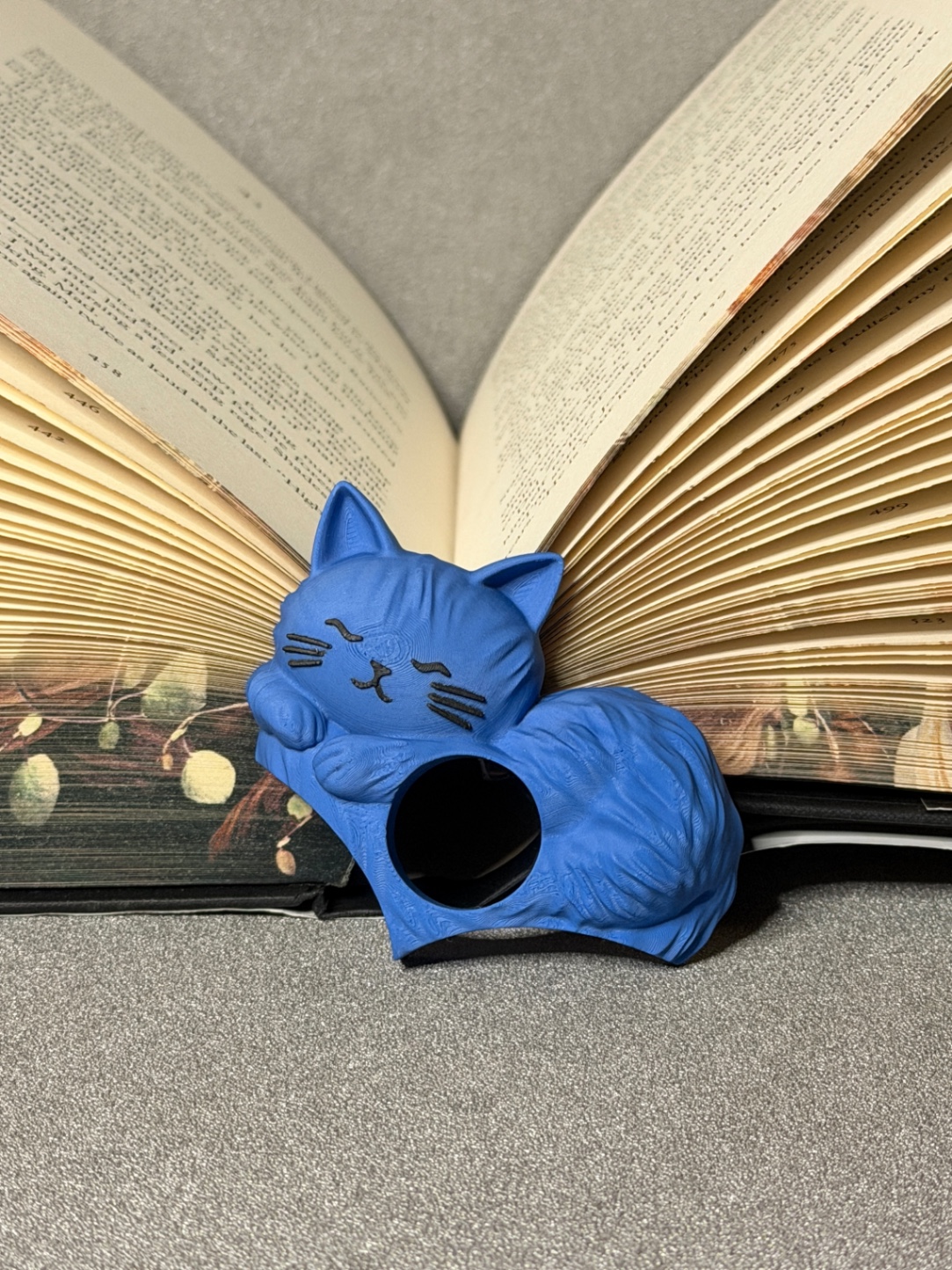 Padidinti nuotrauką Puslapių laikiklis „Loafing Cat“