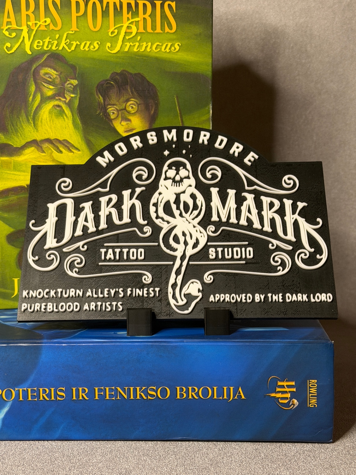 Padidinti nuotrauką Lentynos dekoracija-ženklas „Dark Mark Tattoo Studio“