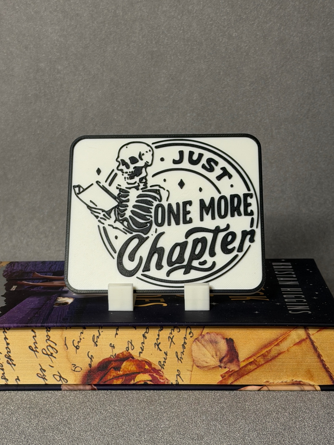 Padidinti nuotrauką Lentynos dekoracija-ženklas „Just One More Chapter“