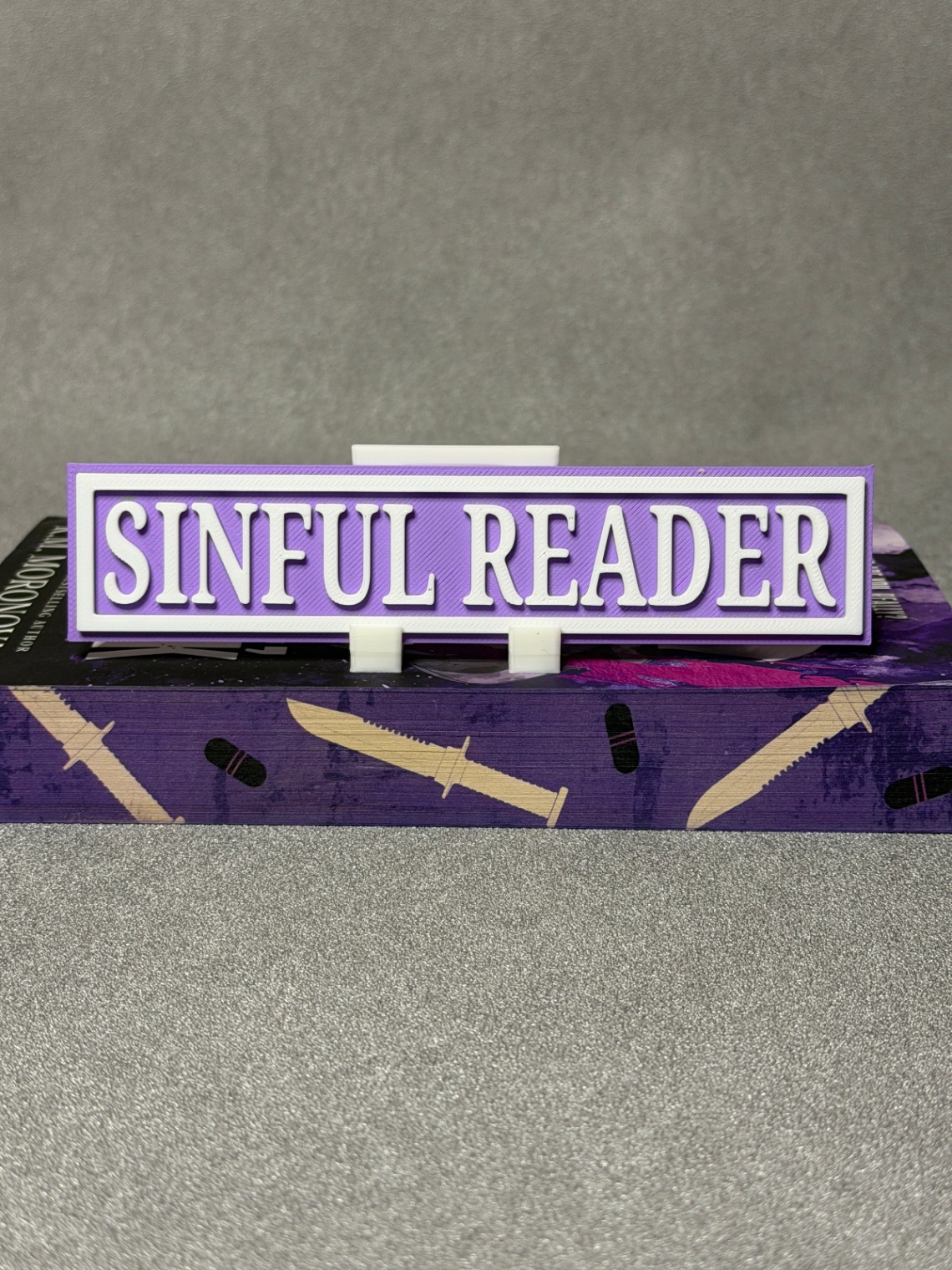 Lentynos ženklas „Sinful Reader“