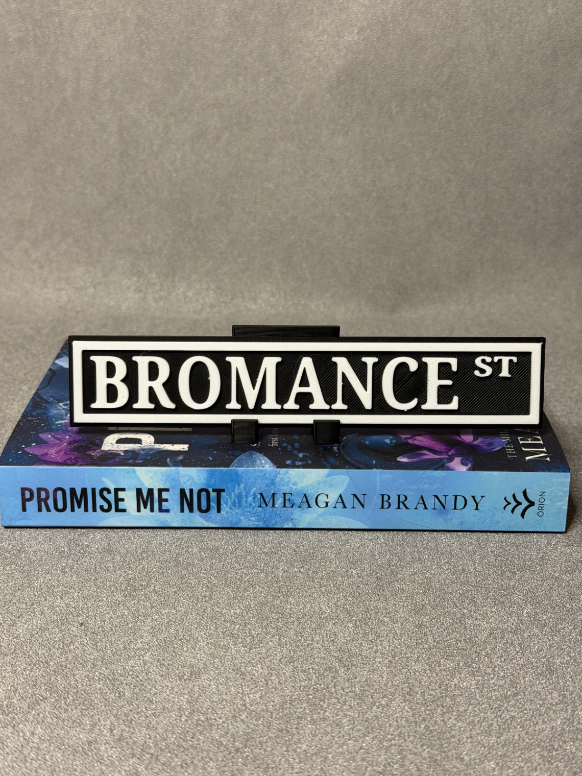 Lentynos ženklas „Bromance ST“