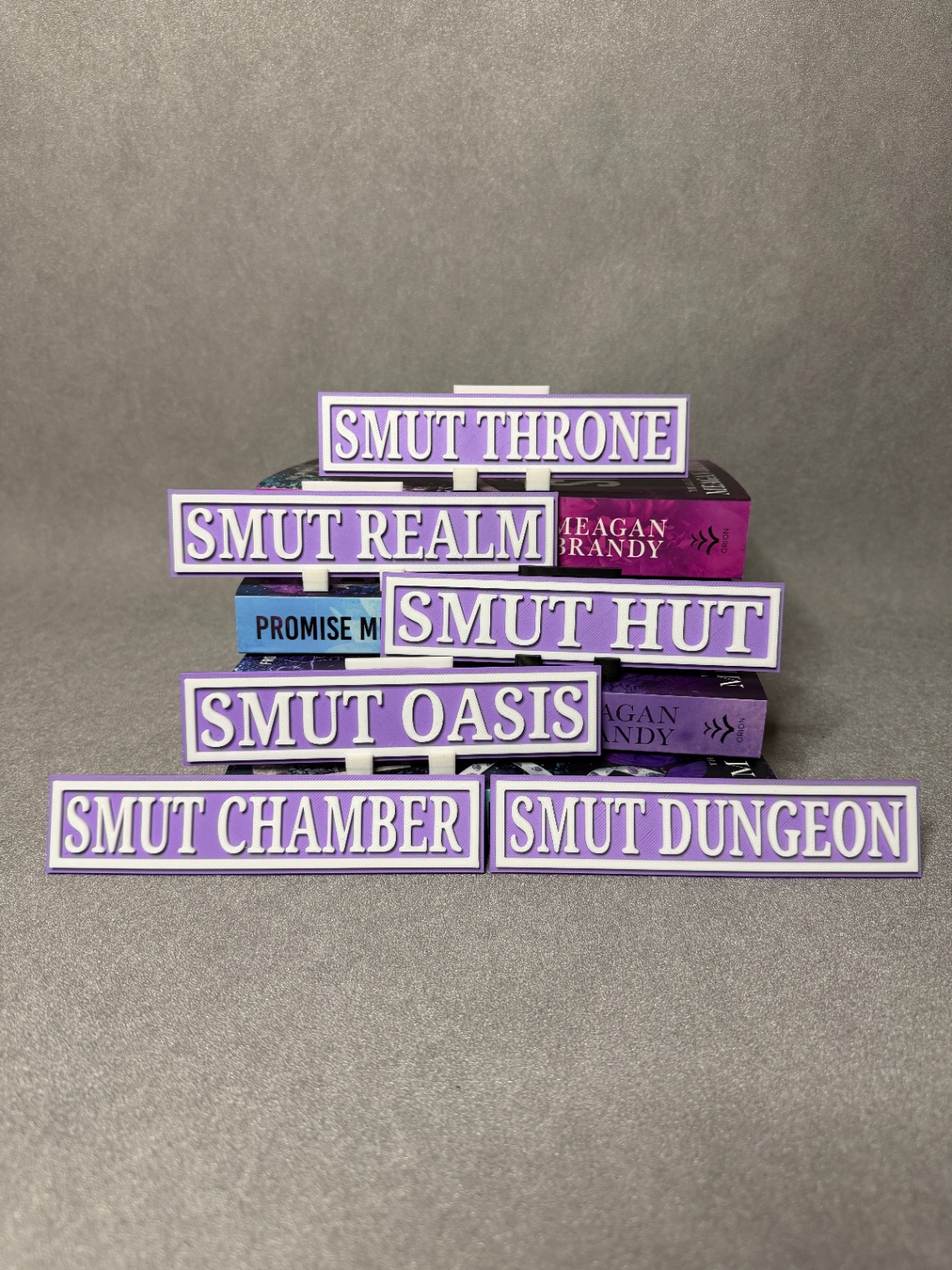 Lentynos ženklai „Smut Spaces“
