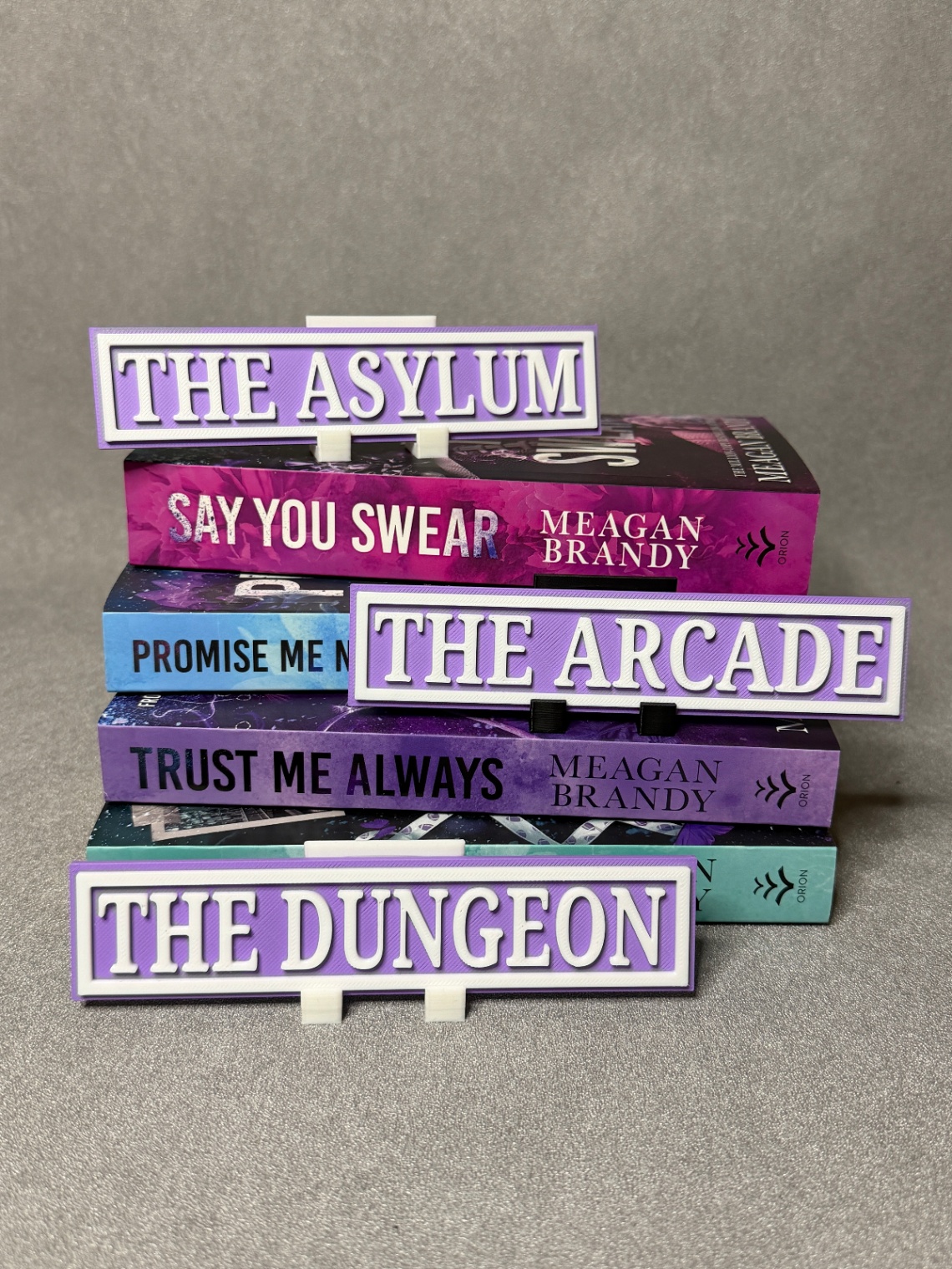 Lentynos ženklai „The Dungeon / The Arcade / The Asylium“