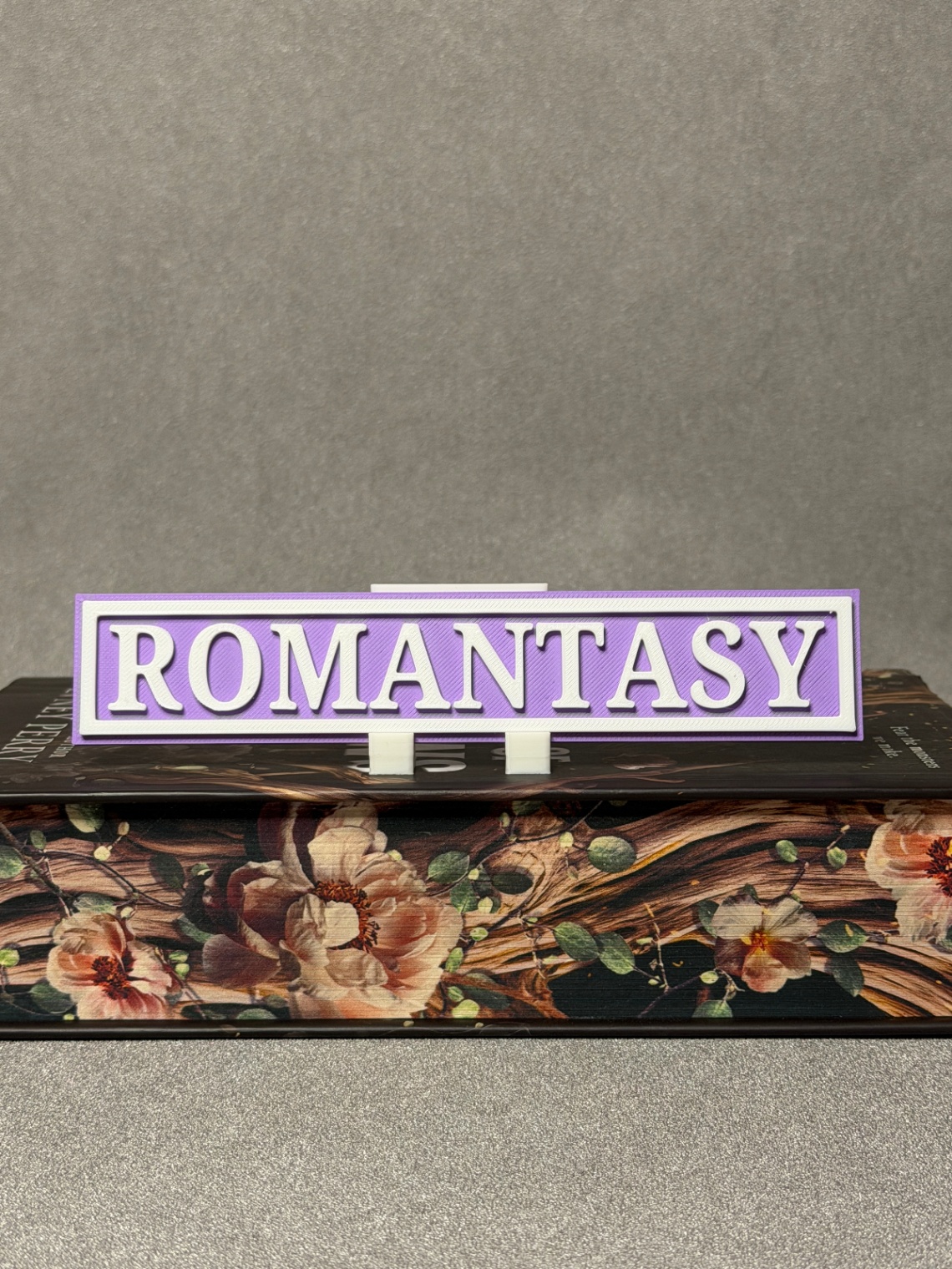 Lentynos ženklas „Romantasy“
