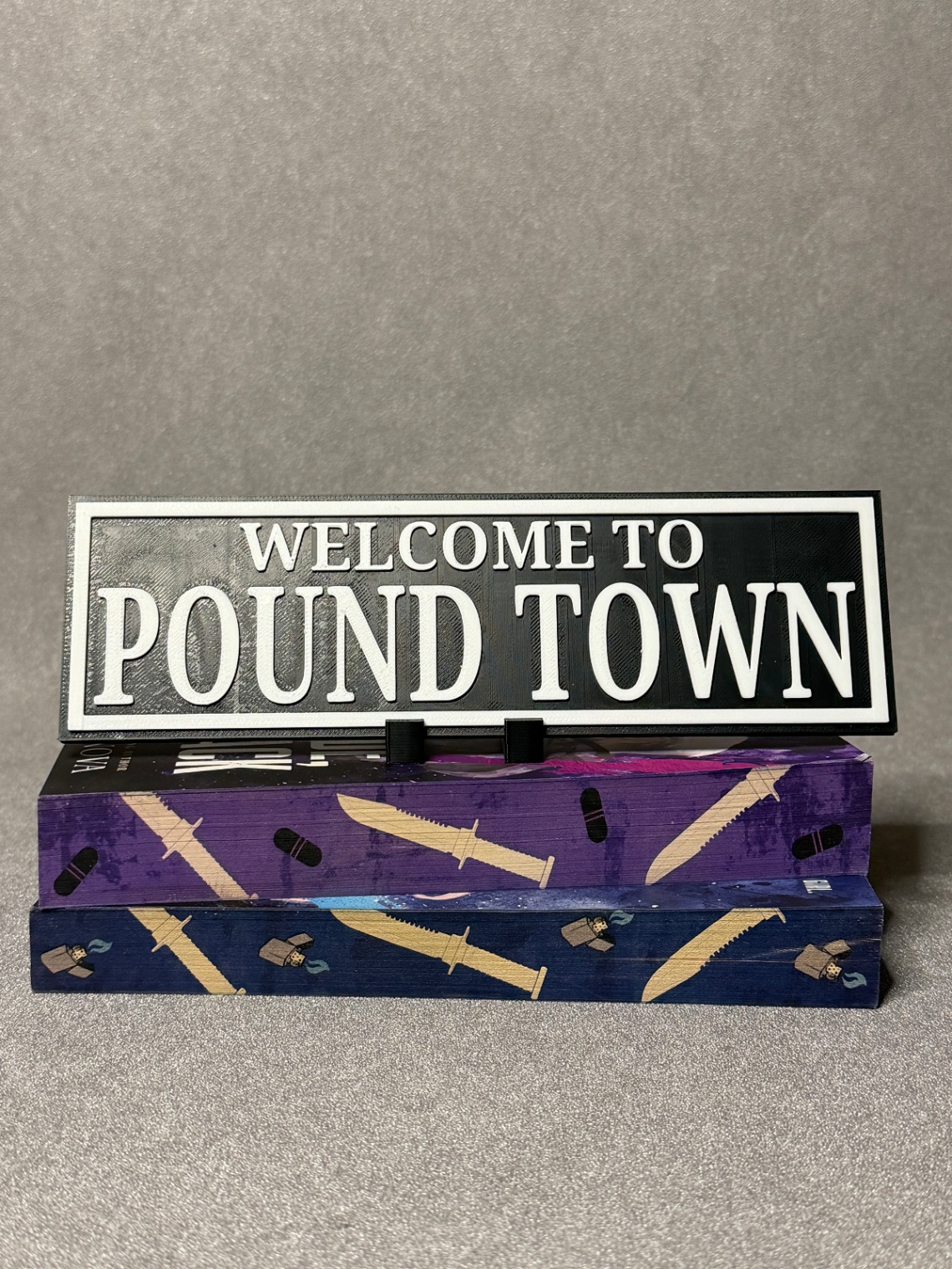 Lentynos ženklas „Welcome to POUND TOWN“