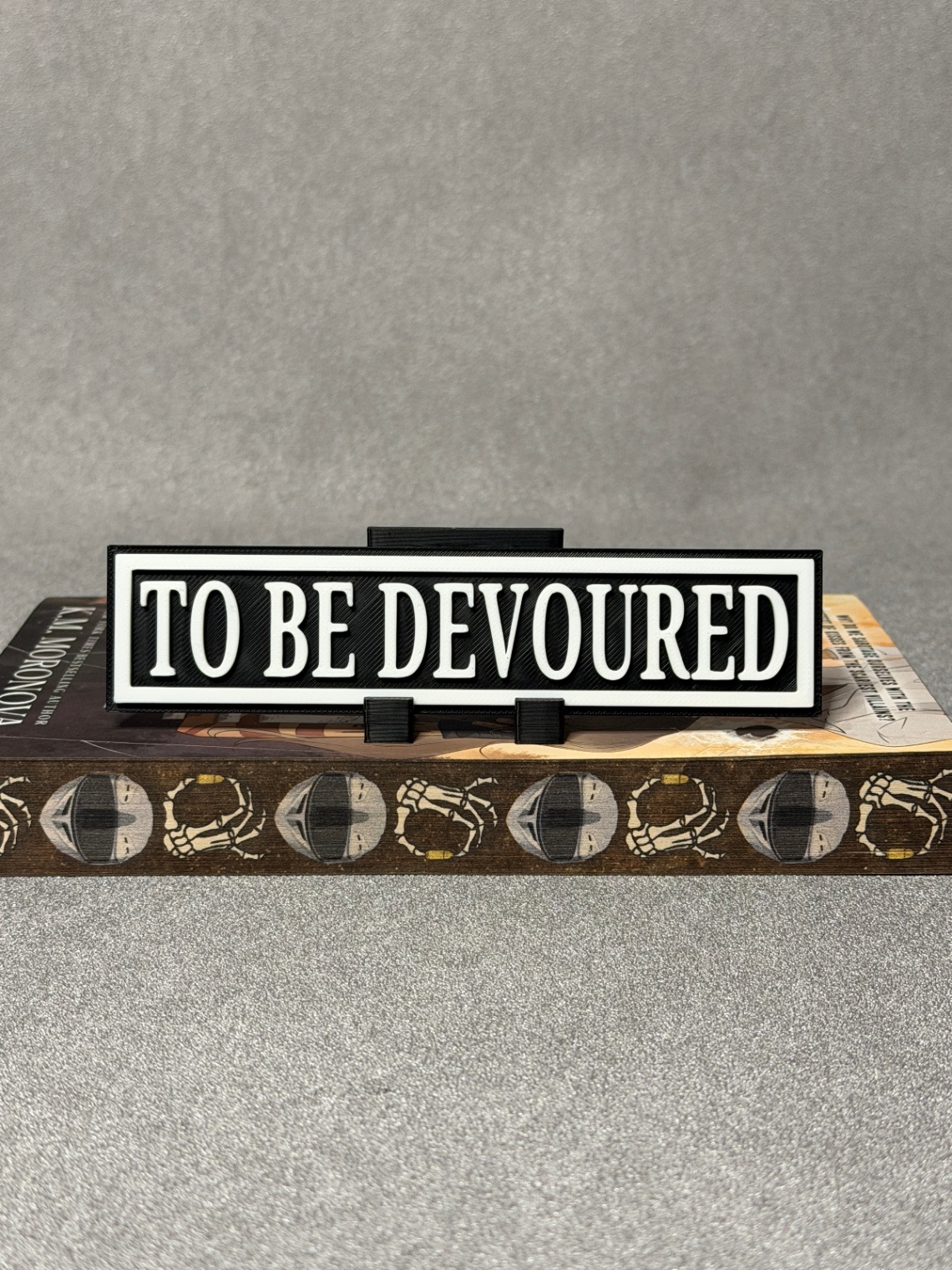 Lentynos ženklas „To be Devoured“