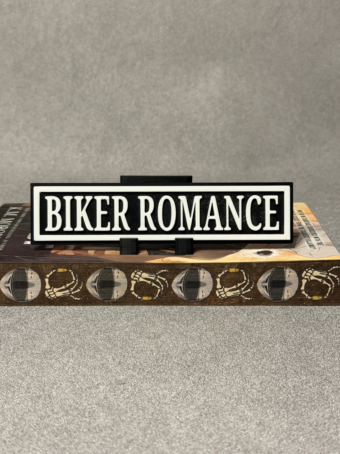 Lentynos ženklas „Biker Romance“