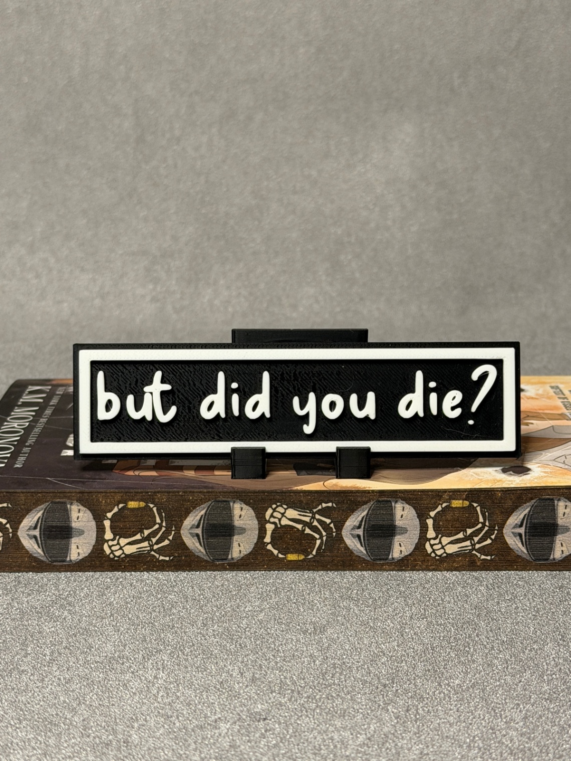 Lentynos ženklas „But did you die?“