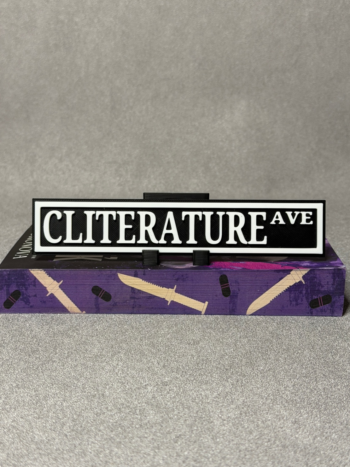 Lentynos ženklas „Cliterature“