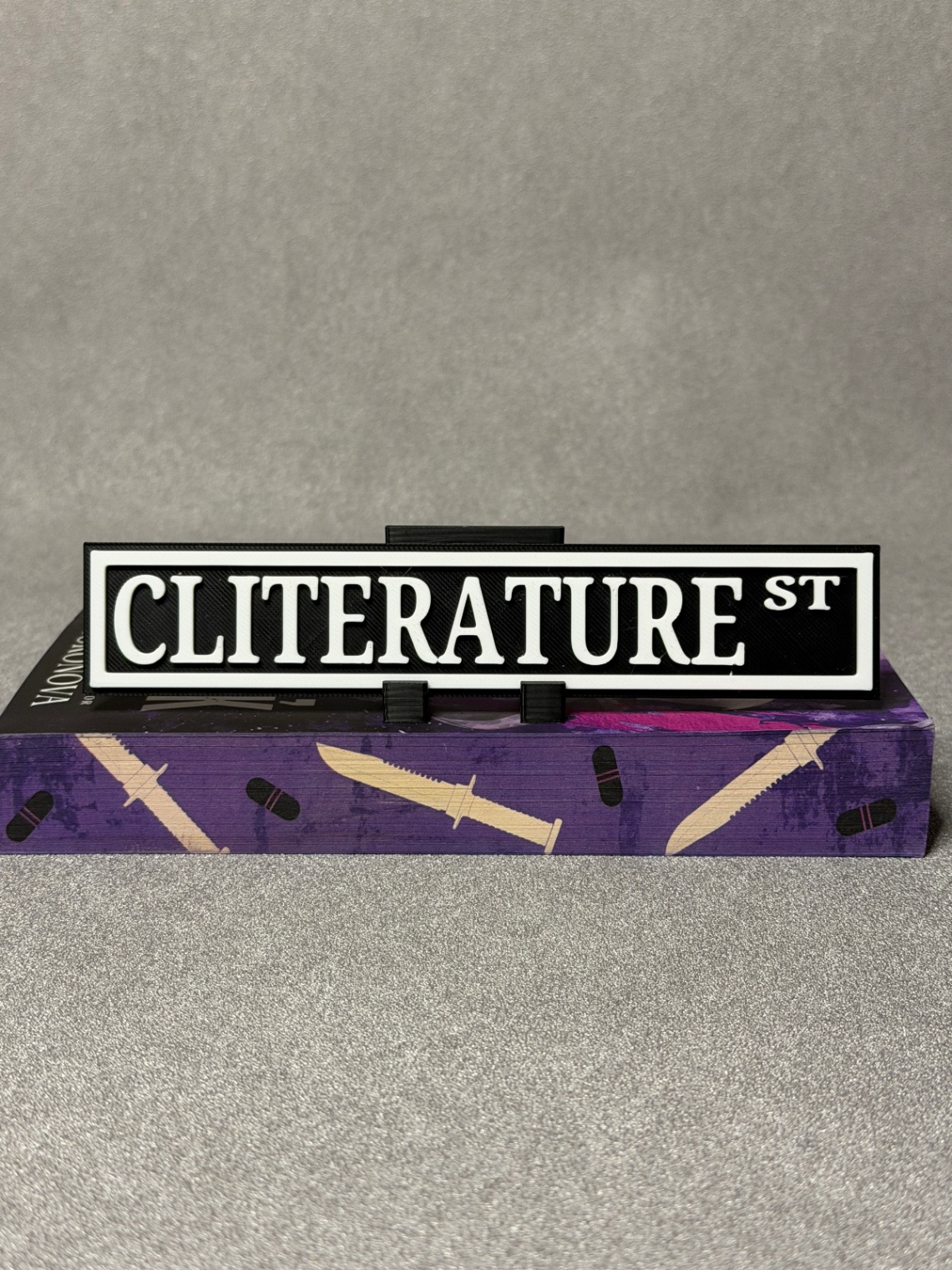 Lentynos ženklas „Cliterature“ - 2
