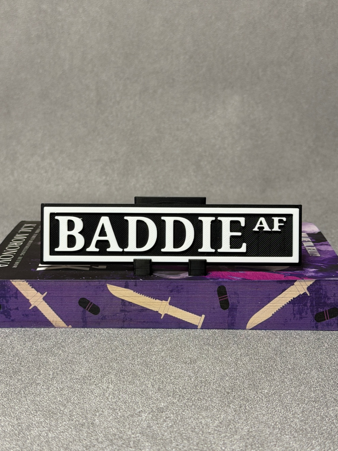 Lentynos ženklas „Baddie“