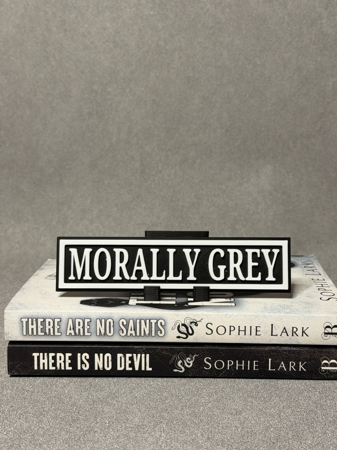 Lentynos ženklas „Morally Grey“