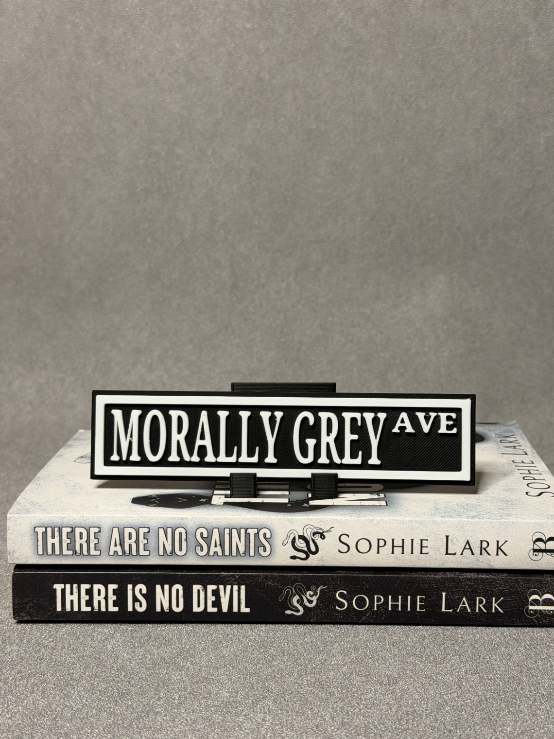 Lentynos ženklas „Morally Grey“ - 2