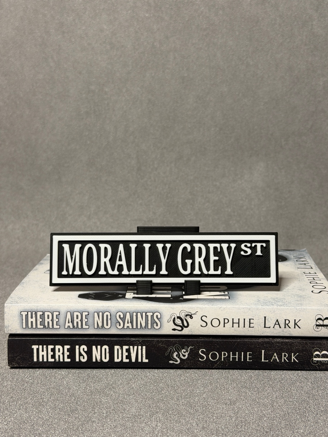 Lentynos ženklas „Morally Grey“ - 3