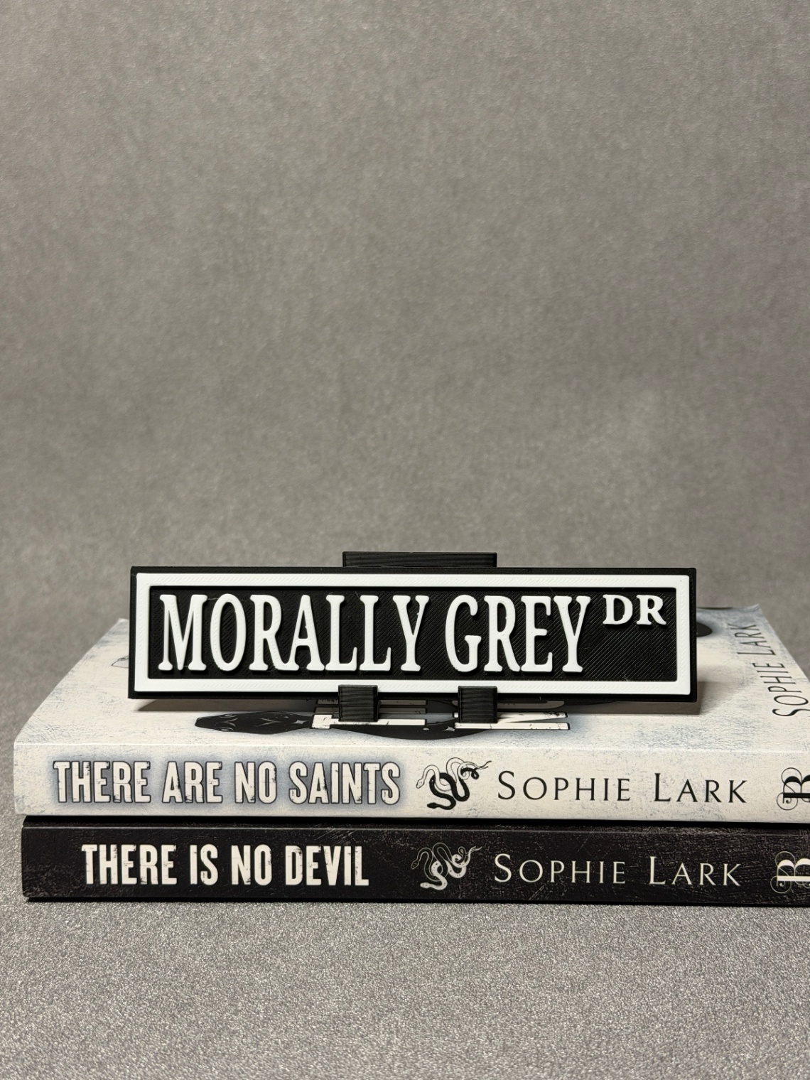 Lentynos ženklas „Morally Grey“ - 4
