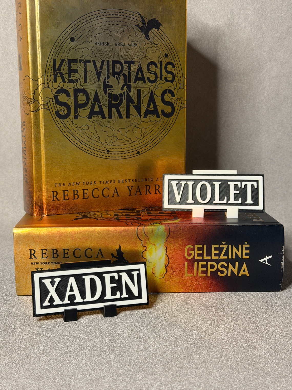Lentynos ženklai „Violet / Xaden“