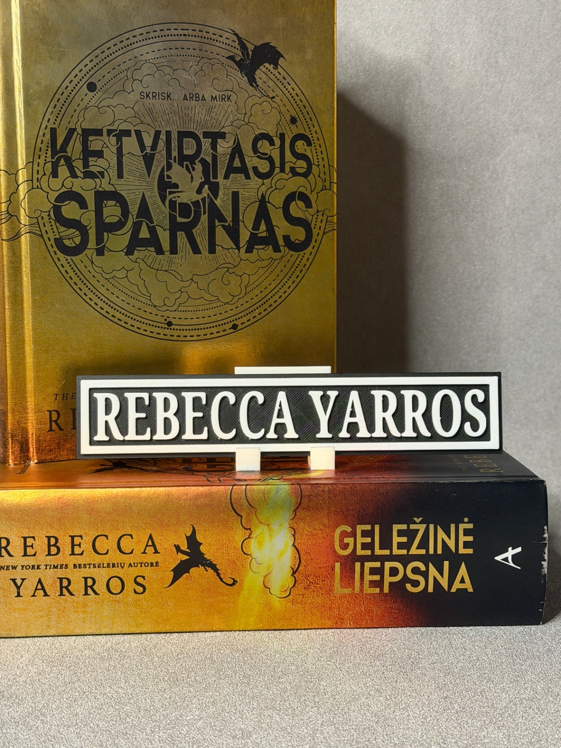 Lentynos ženklas „Rececca Yarros“