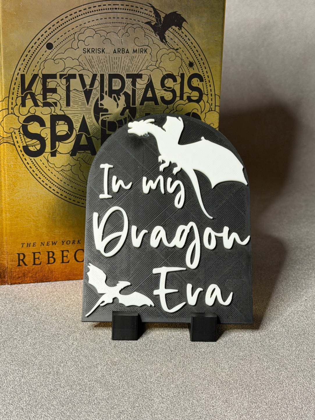 Lentynos dekoracija-ženklas „In My Dragon Era“