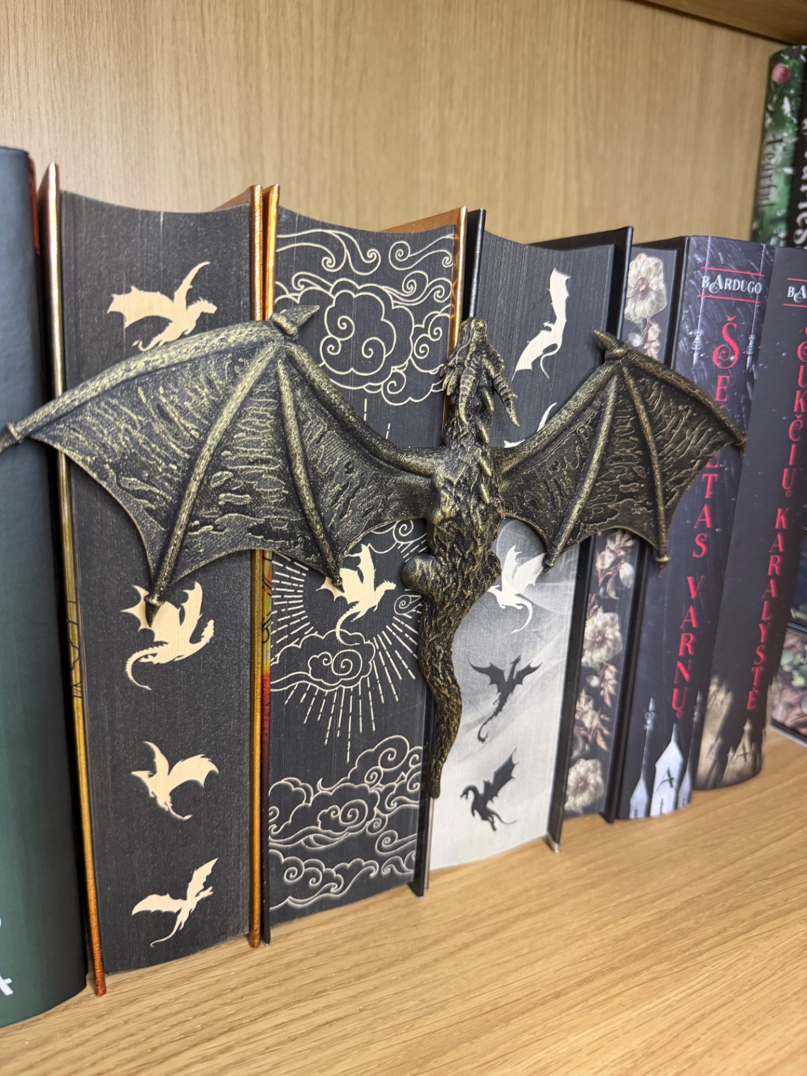 Dekoracija knygų nugarėlėms „Dragon Spine Hugger“ - 3