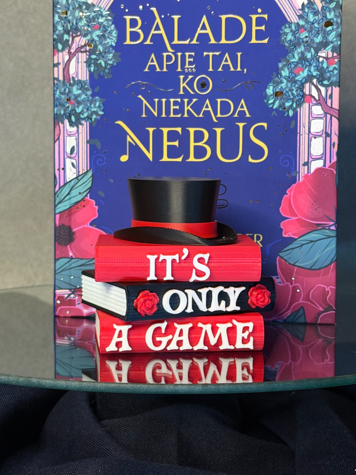 Dekoracija „It’s only a Game Book Pile“