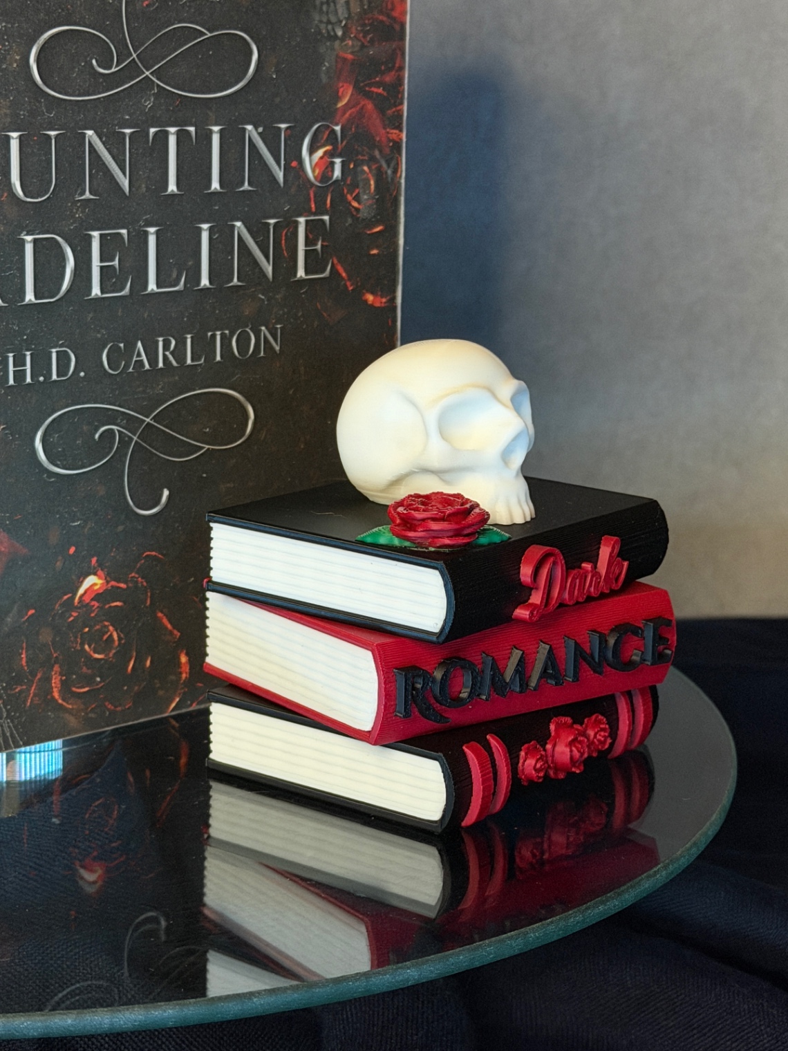 Dekoracija „Dark Romance Book Pile“ - 2