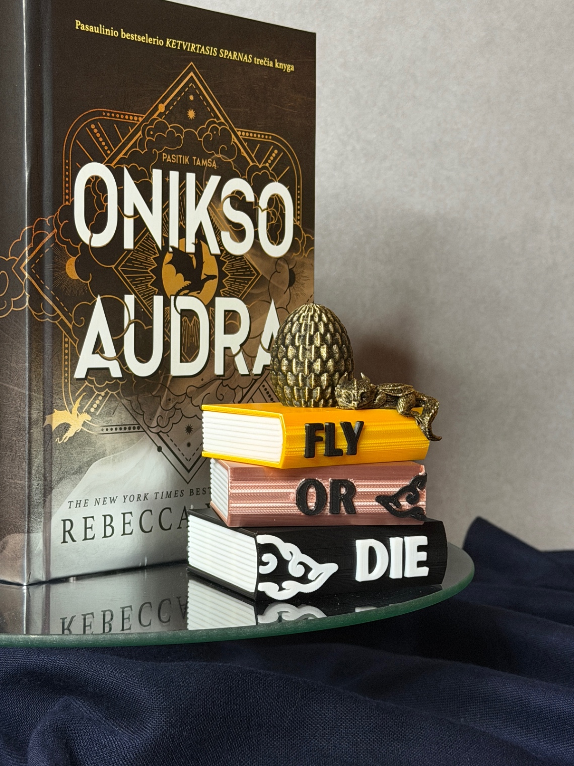 Dekoracija „Fly or Die Book Pile“