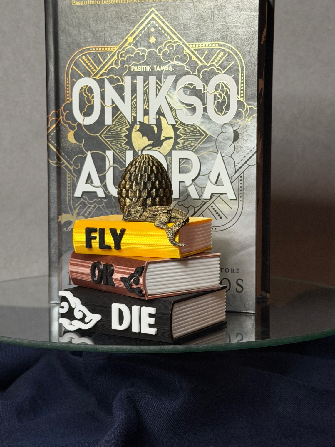 Dekoracija „Fly or Die Book Pile“ - 2