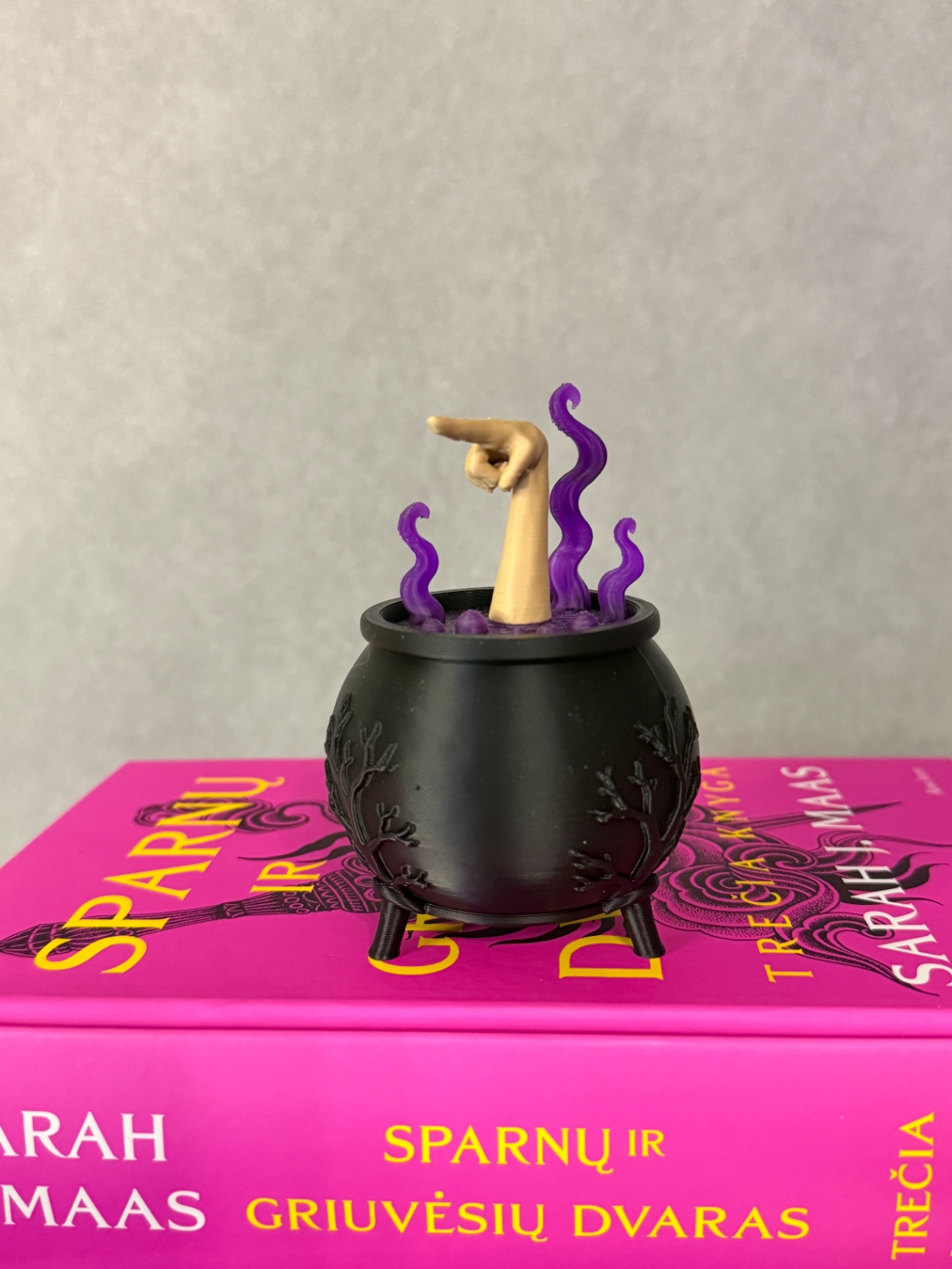 Dekoracija „Hand & The Cauldron“