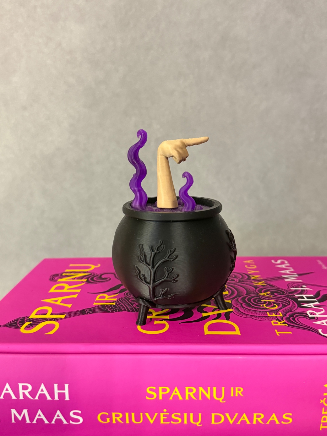 Dekoracija „Hand & The Cauldron“ - 2