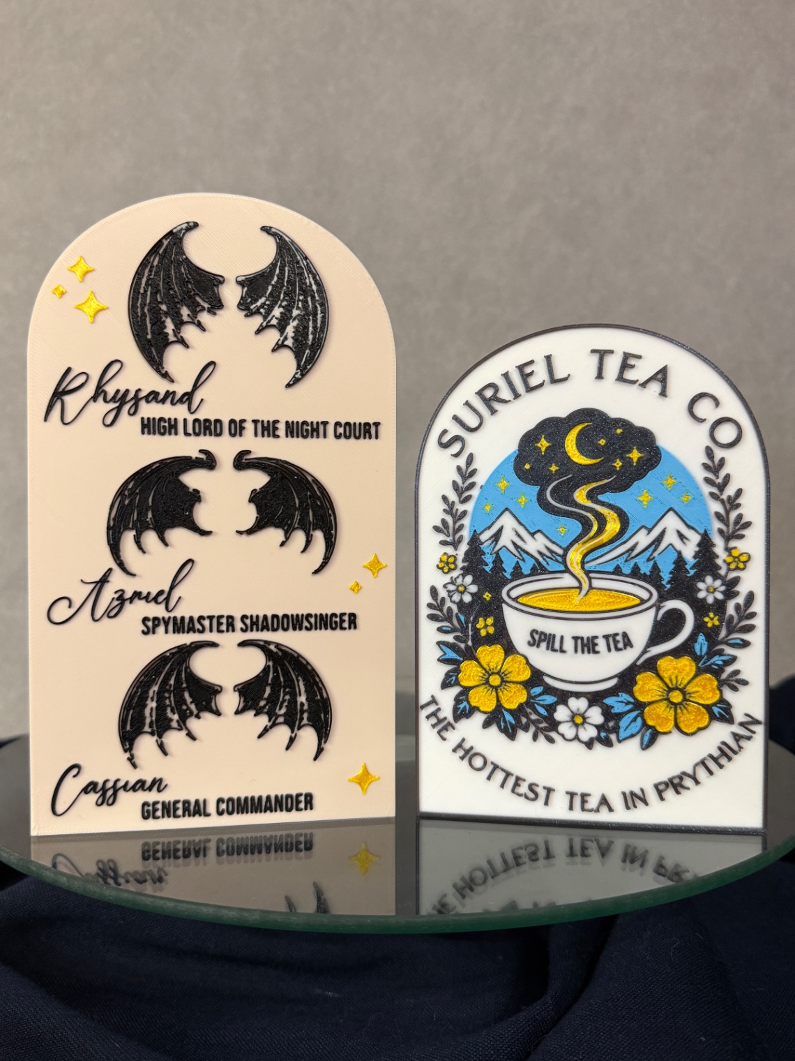 Padidinti nuotrauką Lentynos dekoracijos-ženklai „Bat Boys Wings / Suriel Tea Co“