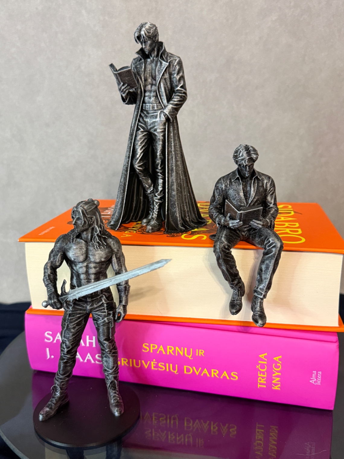 Padidinti nuotrauką Dekoracijos „ACOTAR Boys“ (be sparnų)