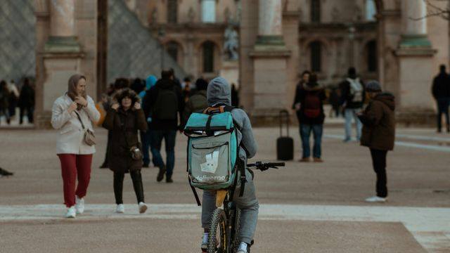 Requalifier ou réguler ? Les controverses du dialogue social des travailleurs des plates-formes