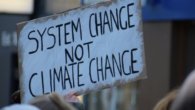 Quel rôle pour les politiques “symboliques” dans la lutte contre le dérèglement climatique ? 