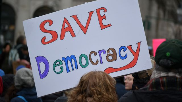 Face aux partis anti-démocratiques, penser une démocratie militante