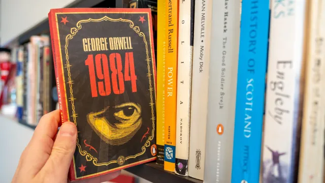 La bibliothèque assiégée&nbsp;: comment l’administration Trump fait des rayonnages un champ de bataille&nbsp;culturelle
