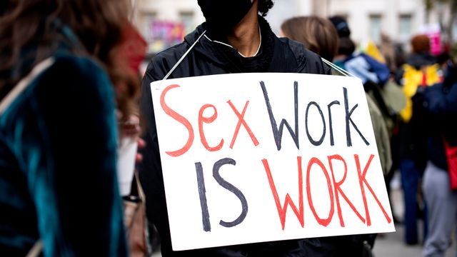 Londres, Angleterre, 1er mai 2021 : Manifestation « Kill the Bill » contre le projet de loi de 2021 sur la police, la criminalité, les peines et les tribunaux. Un manifestant porte une pancarte sur laquelle on peut lire « Le travail du sexe, c'est du travail » à Trafalgar Square. Loredana Sangiuliano / Shutterstock