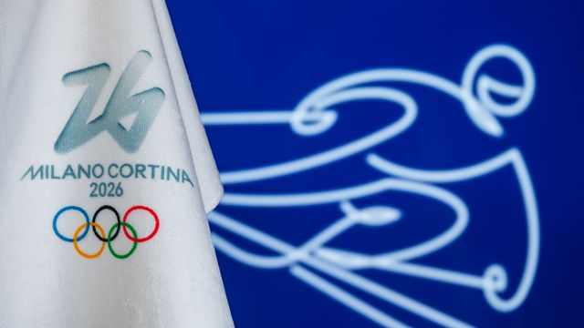 MILAN, ITALIE, 20 OCTOBRE 2025 : Pictogramme et logo bleus du ski alpin pour les Jeux olympiques d'hiver de Milan-Cortina 2026, fond d'écran officiel des Jeux d'hiver.