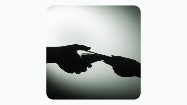 Deux mains échangeant une liasse de billets / Crédit de l'image : Spixel / Shutterstock