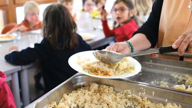 France, le 08/04/2025 : Déjeuner dans une cantine scolaire de primaire.