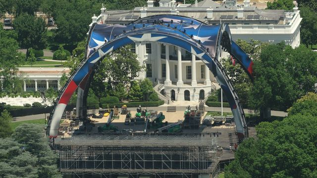 WASHINGTON, DC - 31 mai 2026 : La construction de l'octogone destiné à l'événement UFC Freedom 250, prévu le 14 juin 2026, se poursuit sur la pelouse sud de la Maison Blanche.