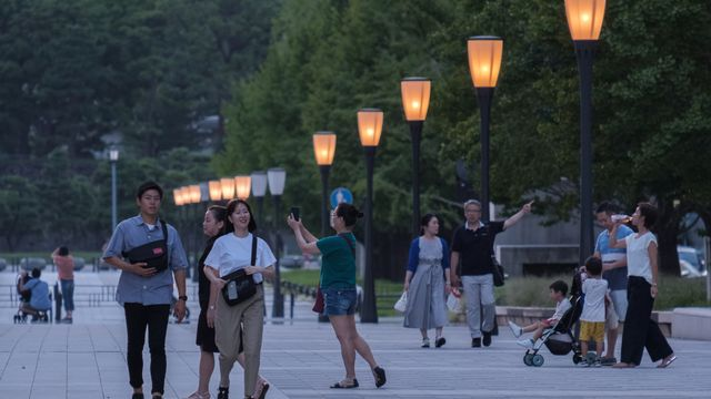 Tokyo, Japon - 8 septembre 2019. Des passants sur l'avenue Plaza de la gare de Tokyo au crépuscule.