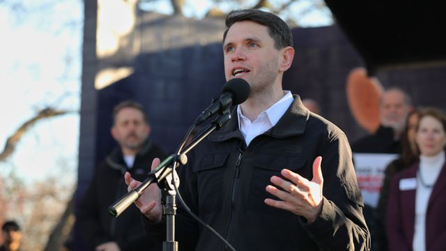 Austin, Texas, États-Unis – 31 janvier 2026 : James Talarico, député démocrate et candidat au Sénat américain, prend la parole lors d'un rassemblement contre l'ICE organisé dans un parc municipal sous l'égide du Parti démocrate de l'État.