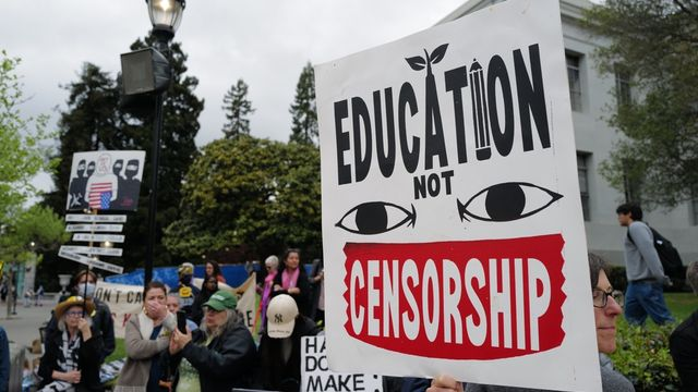 Berkeley, Californie, États-Unis – 17 avril 2025 : Les étudiants, les professeurs et le personnel protestent contre les impératifs du président Trump à l'université, sous peine de perdre les subventions fédérales en raison de leur résistance. 