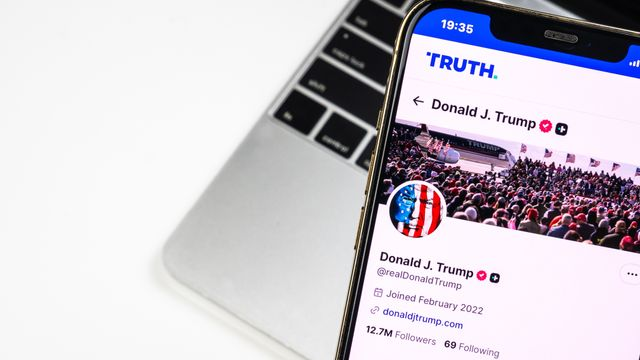 L'application « Truth Social » est la plateforme conservatrice par excellence, où l'icône politique Trump utilise les mèmes et les réseaux sociaux pour influencer la politique républicaine et l'élection présidentielle.