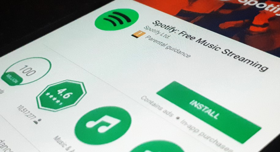Portable avec l'application Spotify ouverte