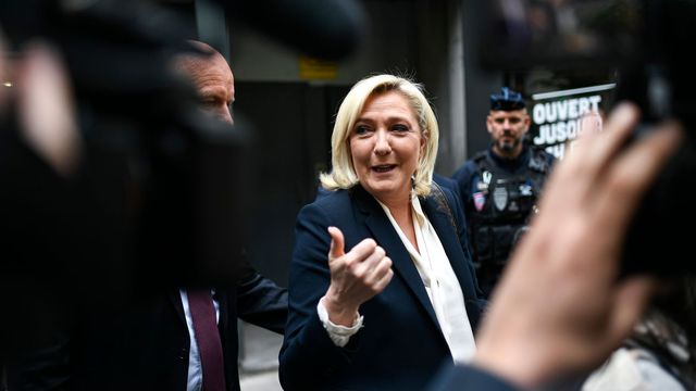 Marine Le Pen, candidata del partido político «Le Rassemblement National» (RN) a las elecciones presidenciales francesas, sale de su sede central en París, Francia, el 24 de abril de 2022.