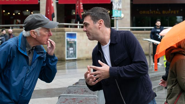 Manchester, Royaume-Uni. 21 août 2021. Andy Burnham (à droite), maire du Grand Manchester, s'entretient avec un citoyen lors d'un rassemblement des « Manchester Cladiators ». Manifestation contre les revêtements extérieurs inflammables.